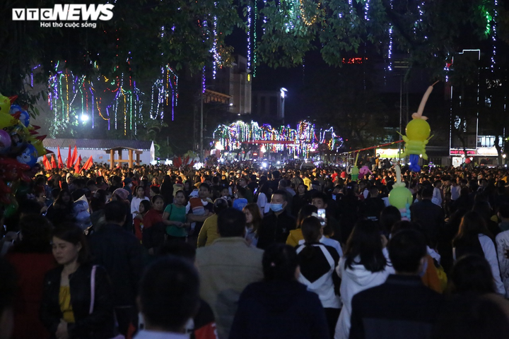 Ảnh: Người dân ken đặc xem pháo hoa ở lễ hội hoa Tam giác mạch Hà Giang - 1