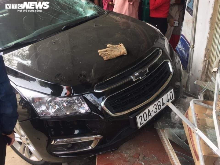 Ô tô tông xe máy làm một người văng lên nóc nhà - 2