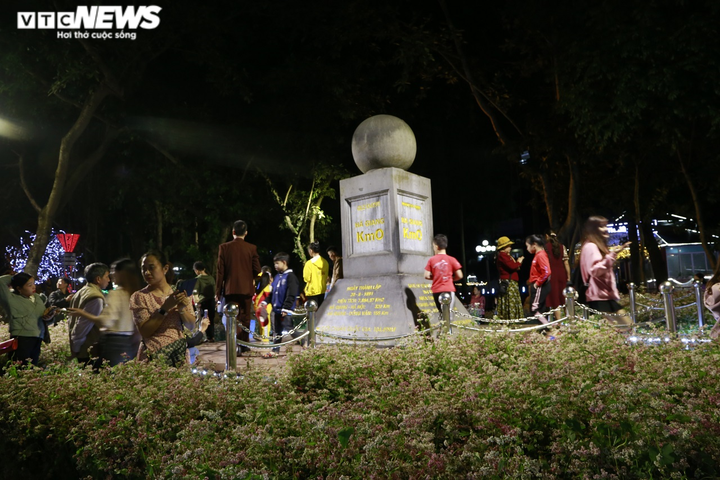 Ảnh: Người dân ken đặc xem pháo hoa ở lễ hội hoa Tam giác mạch Hà Giang - 10