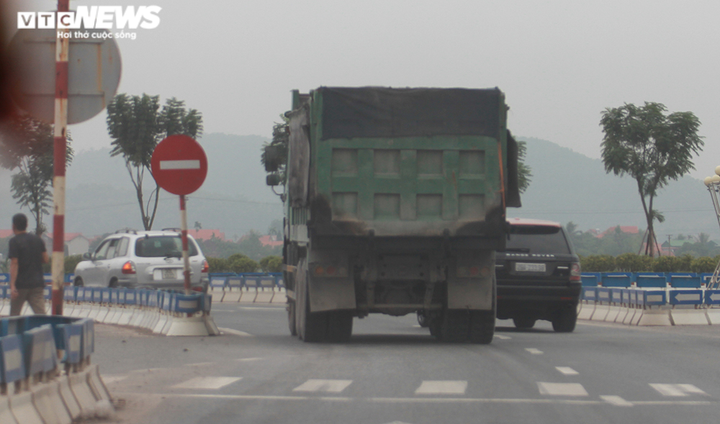 Đoàn xe cơi nới thành thùng, dàn hàng trên quốc lộ khiến dân Quảng Ninh kinh hãi - 12
