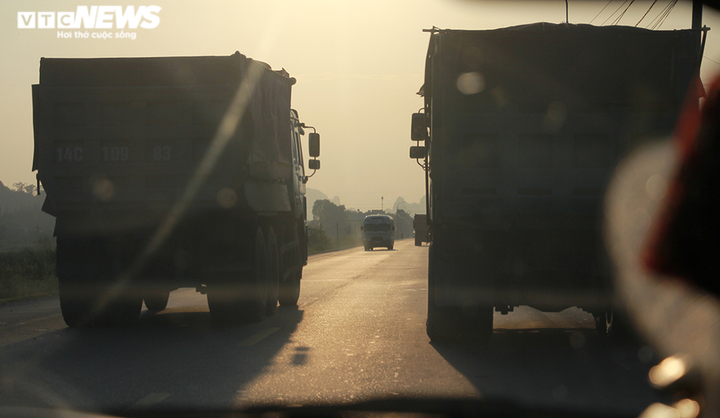 Đoàn xe cơi nới thành thùng, dàn hàng trên quốc lộ khiến dân Quảng Ninh kinh hãi - 13