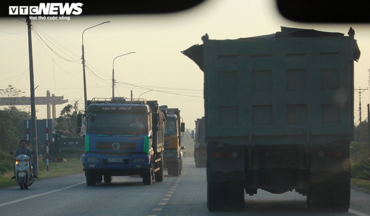 Đoàn xe cơi nới thành thùng, dàn hàng trên quốc lộ khiến dân Quảng Ninh kinh hãi - 14