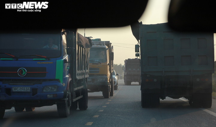 Đoàn xe cơi nới thành thùng, dàn hàng trên quốc lộ khiến dân Quảng Ninh kinh hãi - 15
