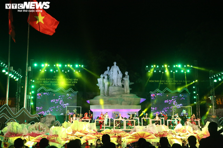 Ảnh: Người dân ken đặc xem pháo hoa ở lễ hội hoa Tam giác mạch Hà Giang - 2