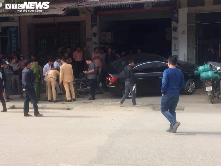 Ô tô tông xe máy làm một người văng lên nóc nhà - 1