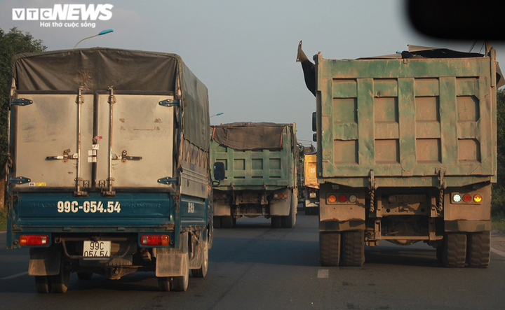 Đoàn xe cơi nới thành thùng, dàn hàng trên quốc lộ khiến dân Quảng Ninh kinh hãi - 3