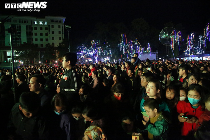 Ảnh: Người dân ken đặc xem pháo hoa ở lễ hội hoa Tam giác mạch Hà Giang - 3