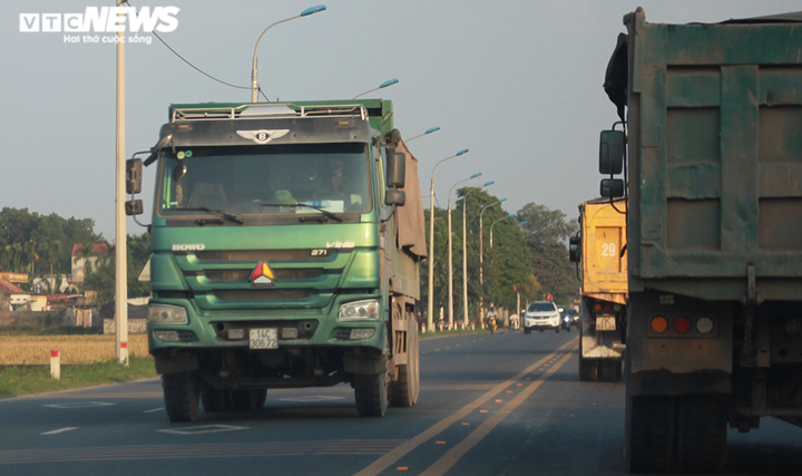Đoàn xe cơi nới thành thùng, dàn hàng trên quốc lộ khiến dân Quảng Ninh kinh hãi - 5