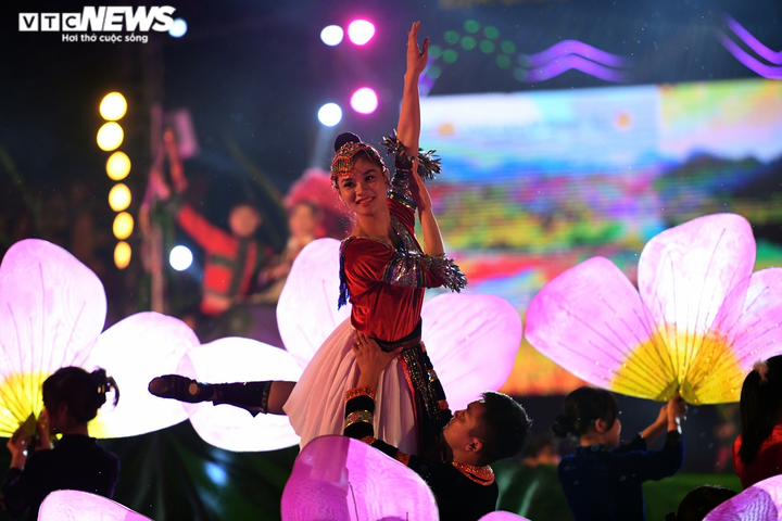 Ảnh: Người dân ken đặc xem pháo hoa ở lễ hội hoa Tam giác mạch Hà Giang - 8