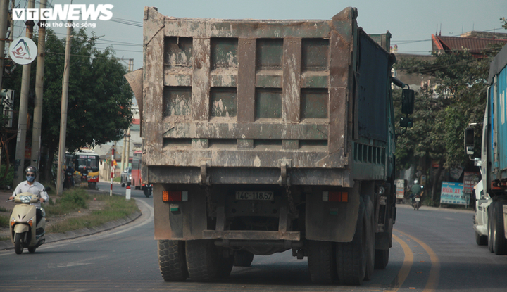 Đoàn xe cơi nới thành thùng, dàn hàng trên quốc lộ khiến dân Quảng Ninh kinh hãi - 4