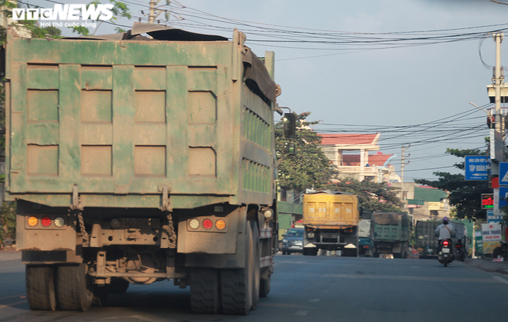 Đoàn xe cơi nới thành thùng, dàn hàng trên quốc lộ khiến dân Quảng Ninh kinh hãi - 6