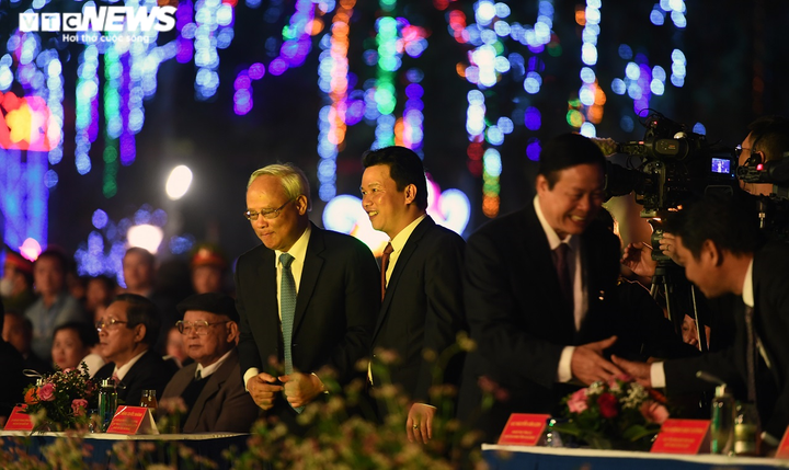 Ảnh: Người dân ken đặc xem pháo hoa ở lễ hội hoa Tam giác mạch Hà Giang - 4