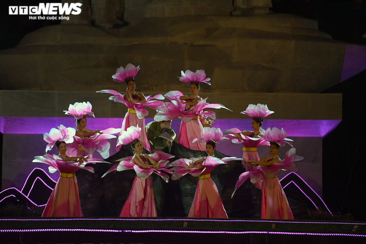 Ảnh: Người dân ken đặc xem pháo hoa ở lễ hội hoa Tam giác mạch Hà Giang - 7