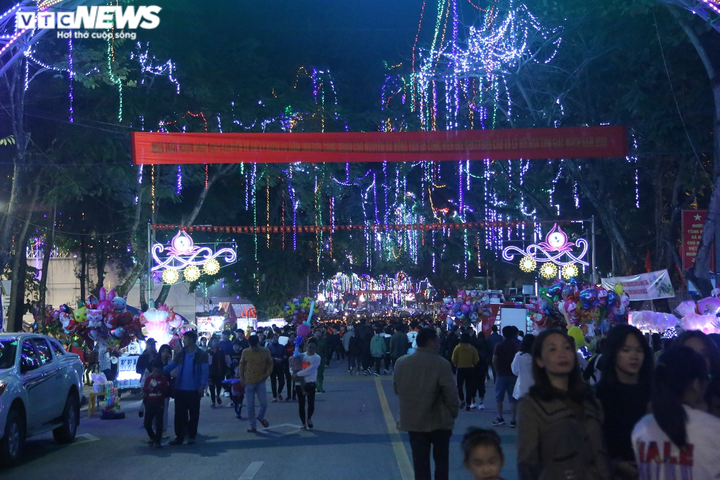 Ảnh: Người dân ken đặc xem pháo hoa ở lễ hội hoa Tam giác mạch Hà Giang - 6