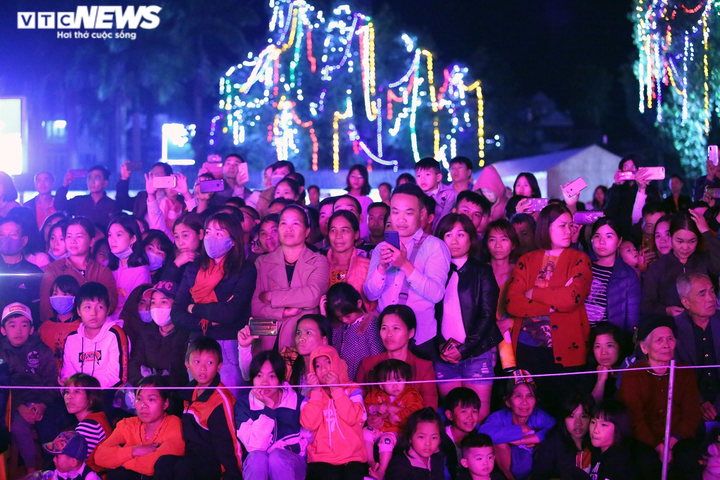Ảnh: Người dân ken đặc xem pháo hoa ở lễ hội hoa Tam giác mạch Hà Giang - 5