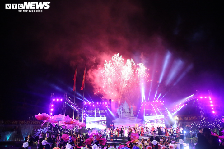 Ảnh: Người dân ken đặc xem pháo hoa ở lễ hội hoa Tam giác mạch Hà Giang - 9