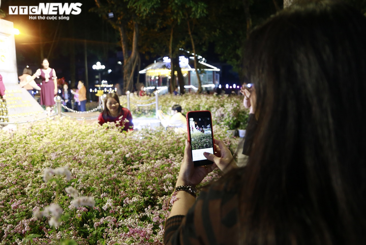 Ảnh: Người dân ken đặc xem pháo hoa ở lễ hội hoa Tam giác mạch Hà Giang - 11