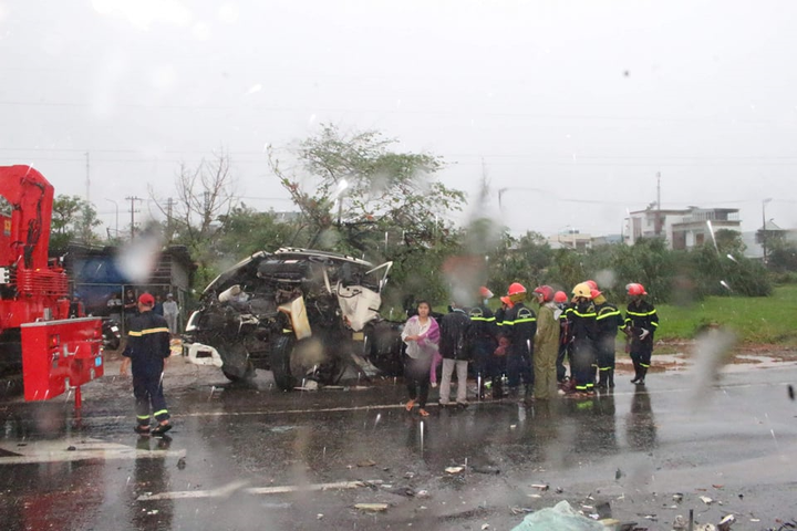 Xe đầu kéo tông xe tải dừng đèn đỏ, tài xế chết thảm trong ca bin - 1