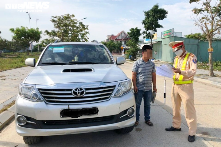 Xe trá hình ‘bóp chết’ xe buýt liền kề Đà Nẵng-Huế: Vì sao khó dẹp? - 2