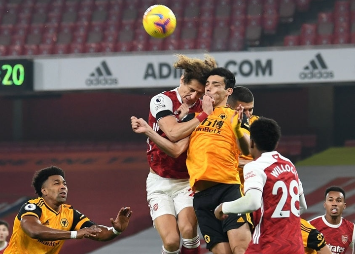 Sao Ngoại Hạng Anh bất tỉnh, nhân viên y tế 'hoảng loạn' đưa đi cấp cứu - 1