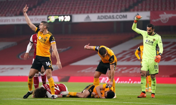 Sao Ngoại Hạng Anh bất tỉnh, nhân viên y tế 'hoảng loạn' đưa đi cấp cứu - 2