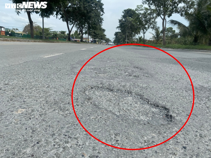 Công ty TNHH Phát triển Phú Mỹ Hưng sửa đường ẩu khiến người dân bức xúc - 1