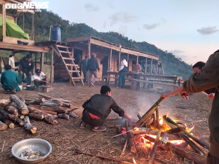 36 du khách TP.HCM mắc kẹt ở Khánh Hoà do mưa lũ - 1