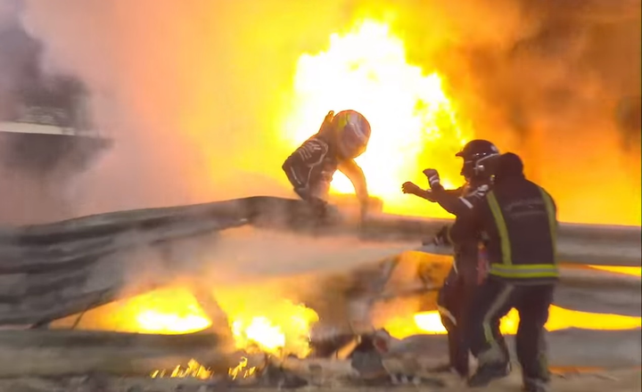 Xe F1 gãy đôi, bốc cháy ngùn ngụt, tay đua may mắn thoát chết - 2