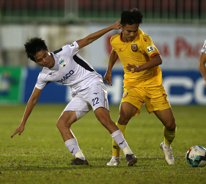 ‘Tài năng trẻ triển vọng thế giới’ hết sạch đất diễn ở HAGL - 2