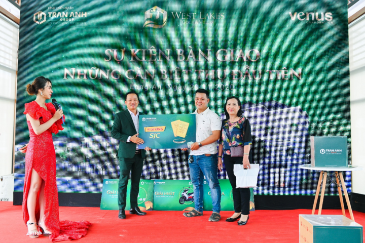 Trần Anh Group tổ chức sự kiện bàn giao biệt thự West Lakes cho khách đầu tiên - 2