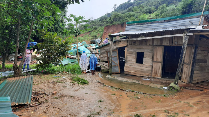 Đắk Lắk mưa lớn kéo dài, quốc lộ tê liệt, nhiều nơi bị sạt lở - 2