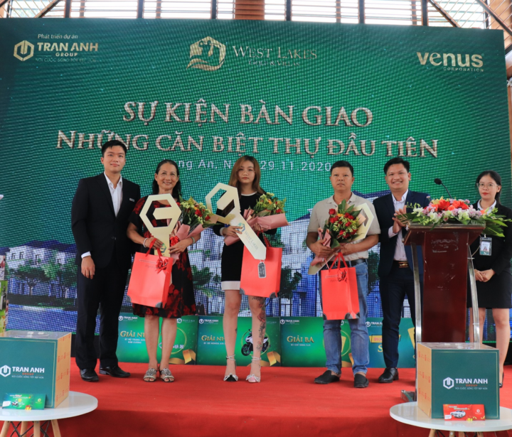 Trần Anh Group tổ chức sự kiện bàn giao biệt thự West Lakes cho khách đầu tiên - 1
