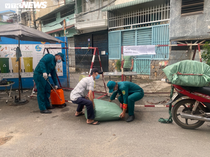 Những người từng đến 6 địa điểm này ở TP.HCM cần liên hệ y tế ngay - 1