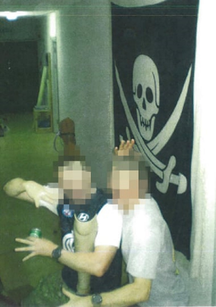 Xôn xao ảnh lính Australia uống bia từ chân giả của tay súng Taliban - 2