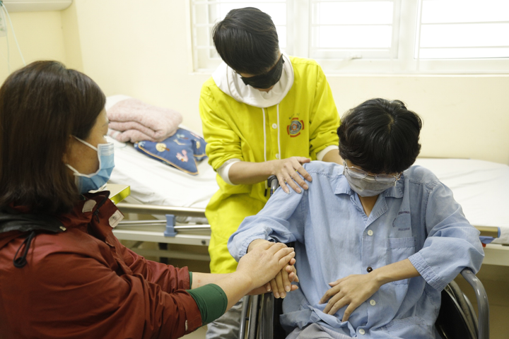 Ca phẫu thuật đặc biệt: Mổ bắt con trong tư thế ngồi cho người mẹ ung thư - 2