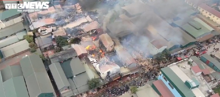 Cả chục xưởng gỗ ở Thạch Thất, Hà Nội cháy ngùn ngụt - 2