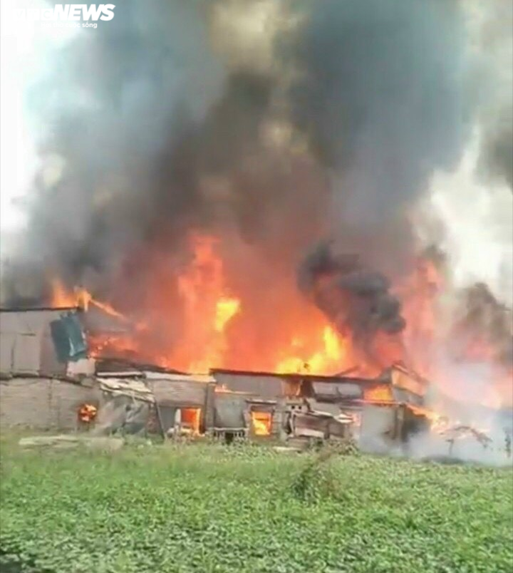 Cả chục xưởng gỗ ở Thạch Thất, Hà Nội cháy ngùn ngụt - 1