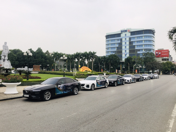 Mãn nhãn ngắm đoàn xe Vinfast 'chở' Vinhomes Star City dạo quanh Tp.Thanh Hóa - 4
