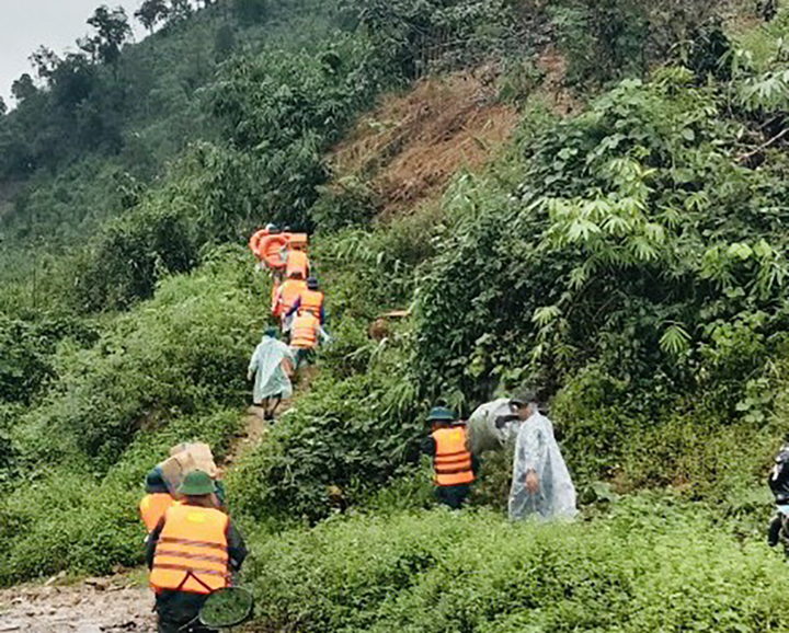 Đưa 36 du khách mắc kẹt trên núi ở Khánh Hòa về nơi an toàn - 1