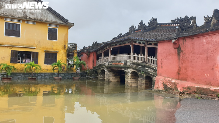 Ảnh: Lũ lại bủa vây phố cổ Hội An - 3