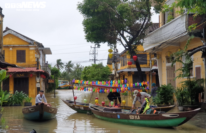 Ảnh: Lũ lại bủa vây phố cổ Hội An - 7