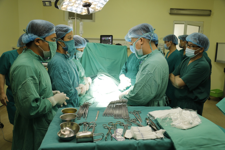 Ca phẫu thuật đặc biệt: Mổ bắt con trong tư thế ngồi cho người mẹ ung thư - 4