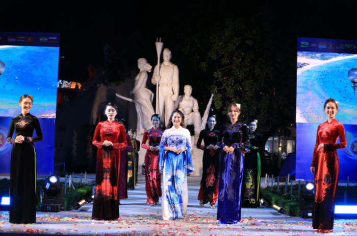 Bộ sưu tập áo dài di sản của nhà thiết kế dân tộc Tày khiến khán giả ngỡ ngàng - 1