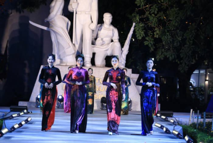 Bộ sưu tập áo dài di sản của nhà thiết kế dân tộc Tày khiến khán giả ngỡ ngàng - 2