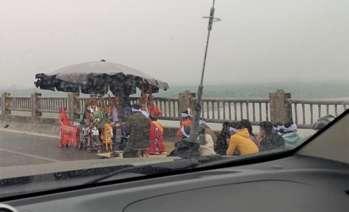 Hà Nội: Dân trải chiếu ngồi khấn lễ giữa cầu Vĩnh Tuy trong giờ cao điểm - 1