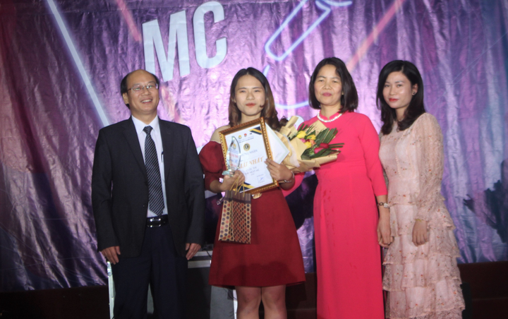 Sinh viên ĐH Công đoàn cháy hết mình trong đêm chung kết tìm kiếm tài năng MC - 4