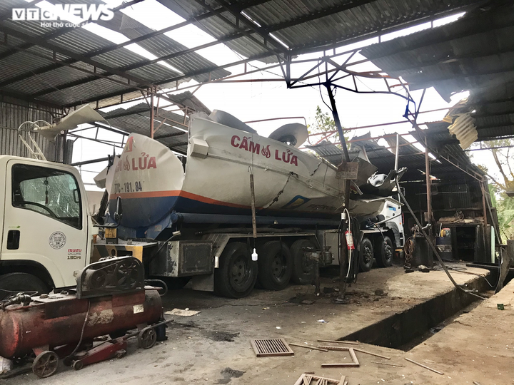 Xe bồn trong gara phát nổ như bom, 3 người bị thương nặng - 1