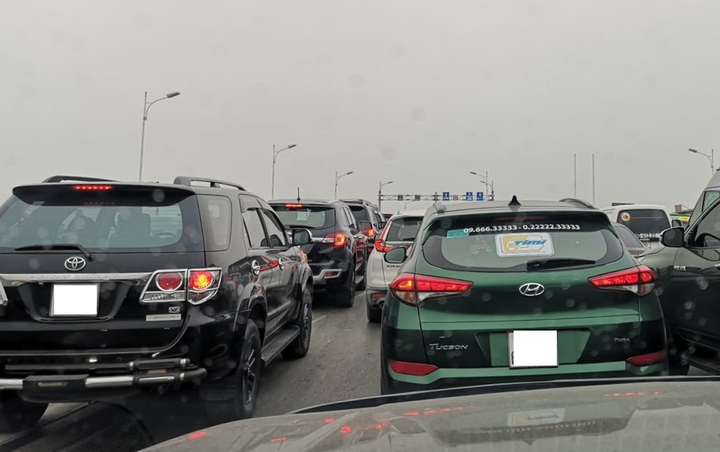 Hà Nội: Dân trải chiếu ngồi khấn lễ giữa cầu Vĩnh Tuy trong giờ cao điểm - 2