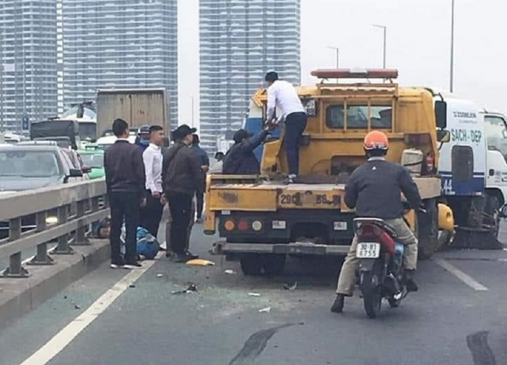 Xe cứu hộ tông xe hút rác trên cầu Nhật Tân, công nhân môi trường thiệt mạng - 1