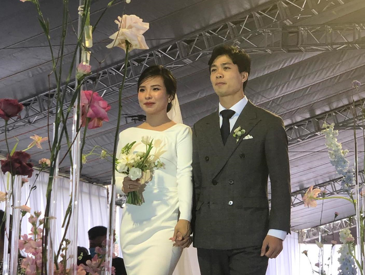 Công Phượng ân cần mở cửa xe cho cô dâu Viên Minh, Văn Hoàng dự lễ cưới bạn thân - 1